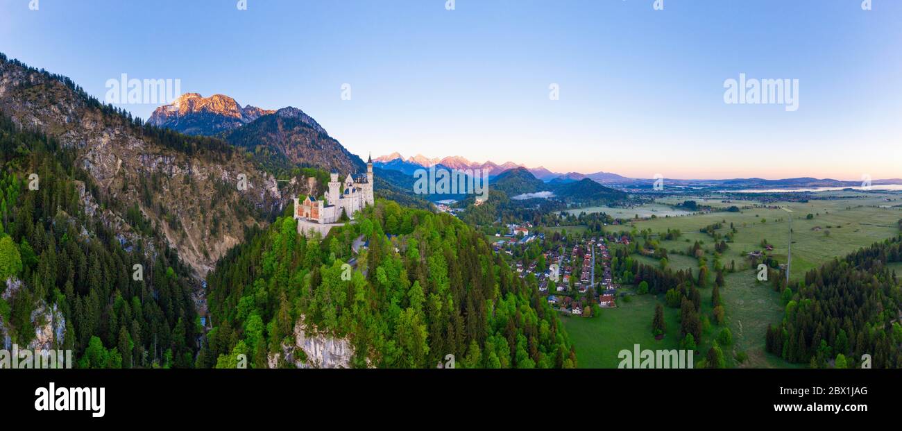 Panorama, Castello di Neuschwanstein, Monte Saeuling alla luce del mattino, Castello di Hohenschwangau, sulla destra Forggensee, vicino Schwangau, colpo di drone Foto Stock