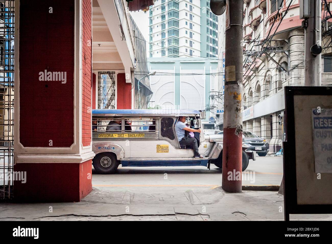 Il traffico e i pedoni passano sotto l'Arco dell'amicizia Cinese Filippino nel quartiere di Binondo, China Town, Manila, Filippine. Foto Stock