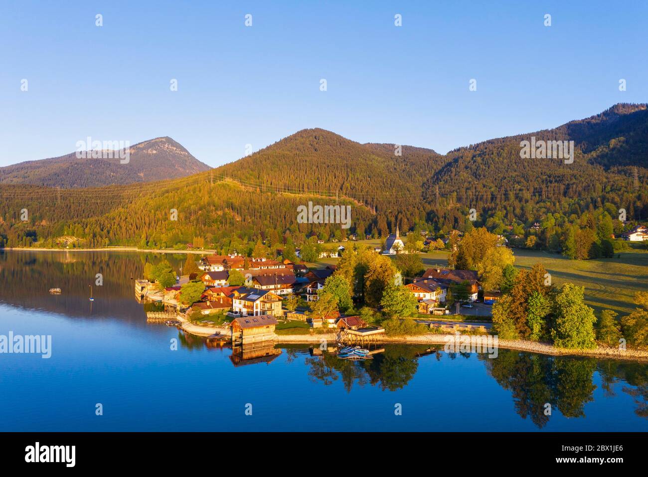 Villaggio Walchensee e Walchensee in luce mattina, immagine drone, alta Baviera, Baviera, Germania Foto Stock