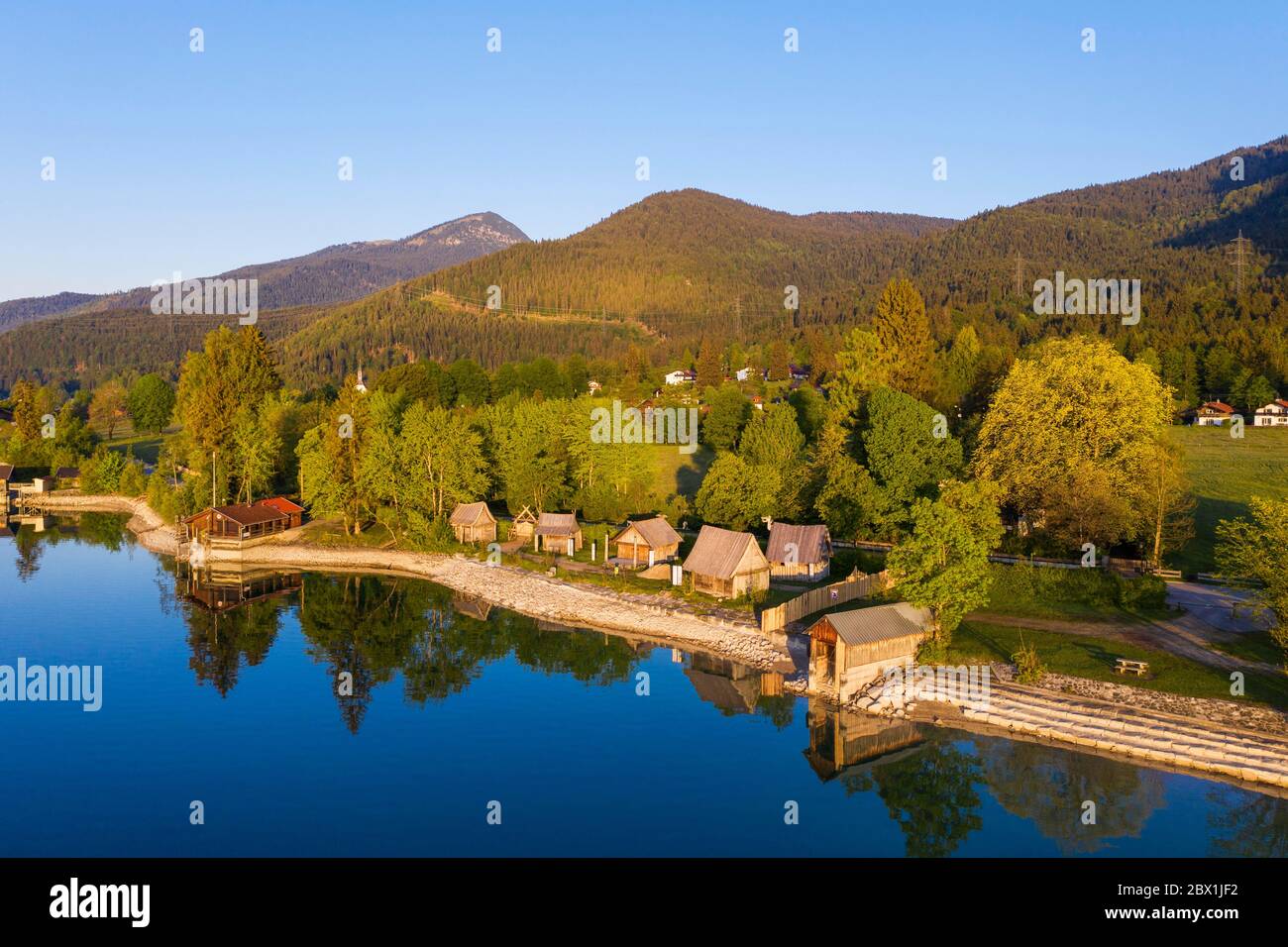 Villaggio vichingo Flake al lago Walchensee nella luce del mattino, fotografia di droni, alta Baviera, Baviera, Germania Foto Stock