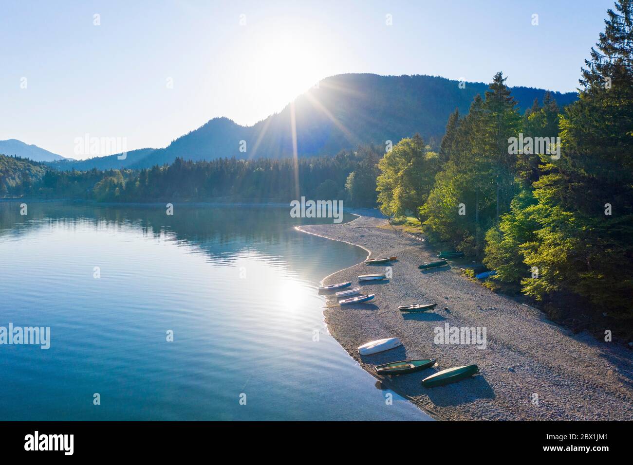 Barche sulla riva sud del lago Walchensee, vicino a Kochel am See, colpo di drone, alta Baviera, Baviera, Germania Foto Stock