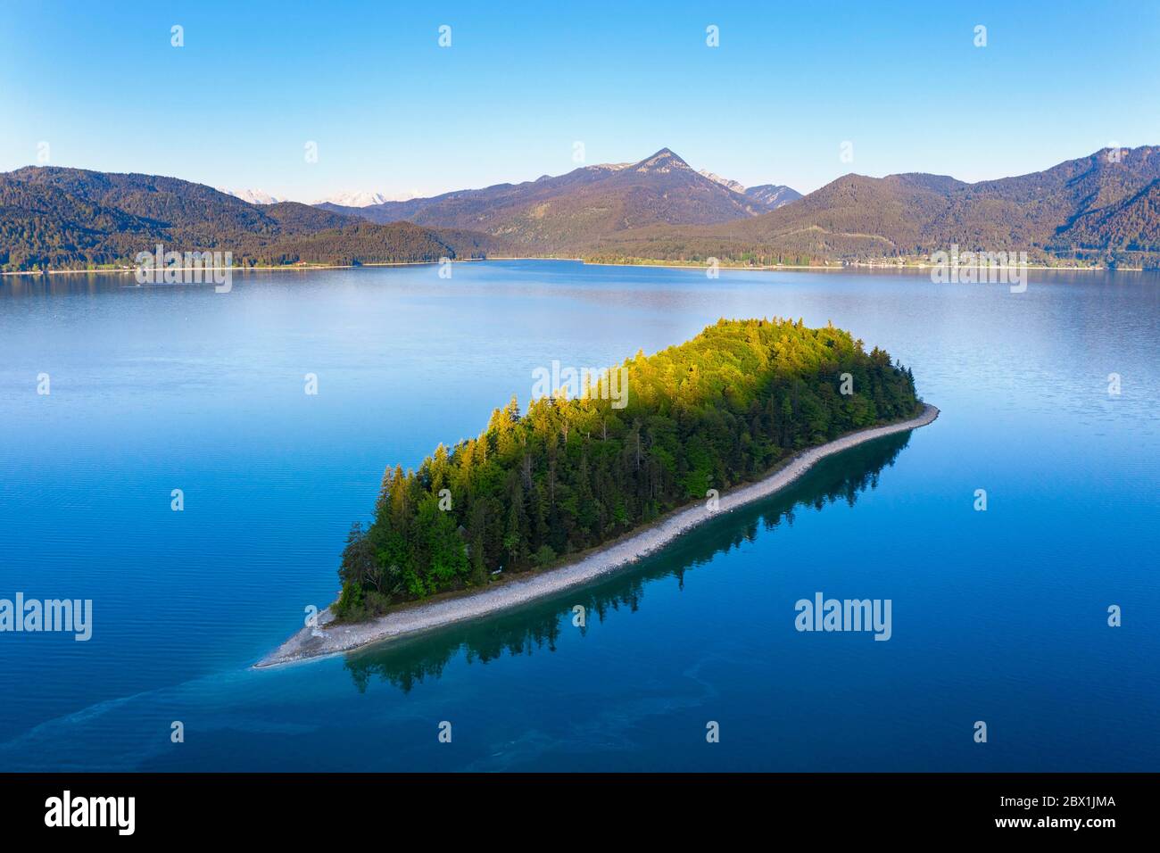 Isola Sassau, Lago Walchensee, vicino Kochel am See, colpo di drone, alta Baviera, Baviera, Germania Foto Stock
