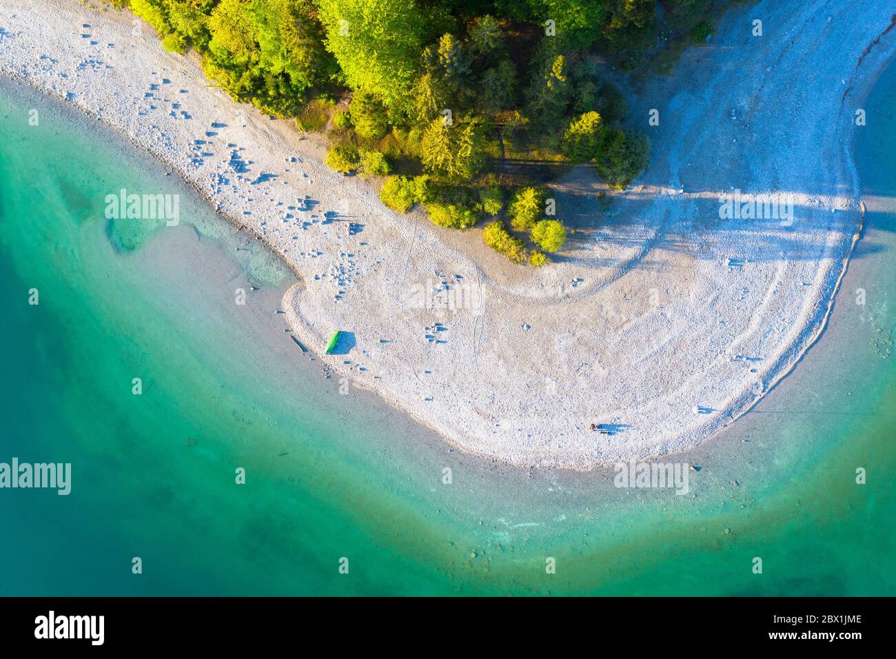 Barca sulla riva sud del lago Walchensee dall'alto, vicino a Kochel am See, colpo di drone, alta Baviera, Baviera, Germania Foto Stock