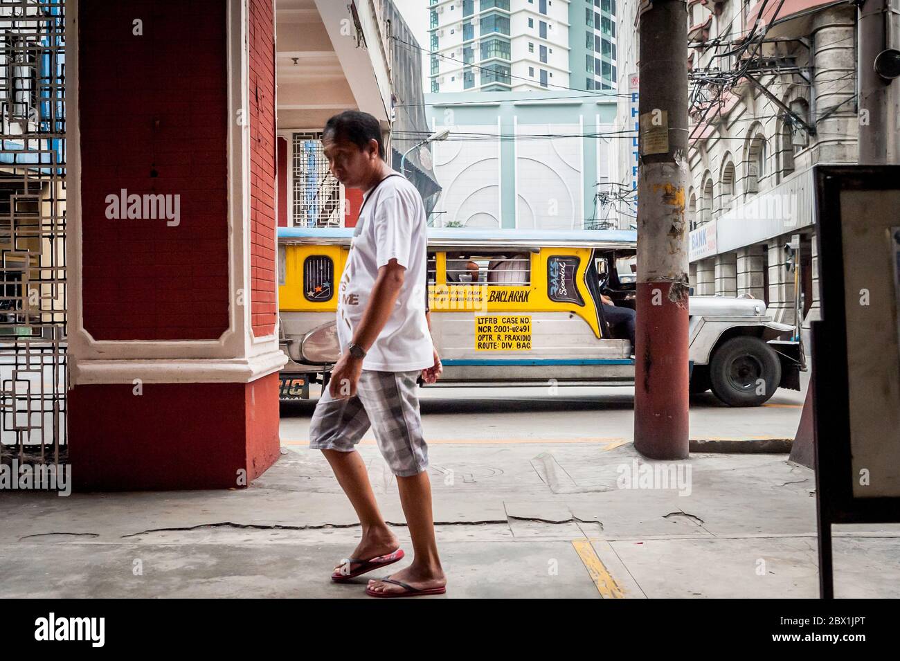 Il traffico e i pedoni passano sotto l'Arco dell'amicizia Cinese Filippino nel quartiere di Binondo, China Town, Manila, Filippine. Foto Stock