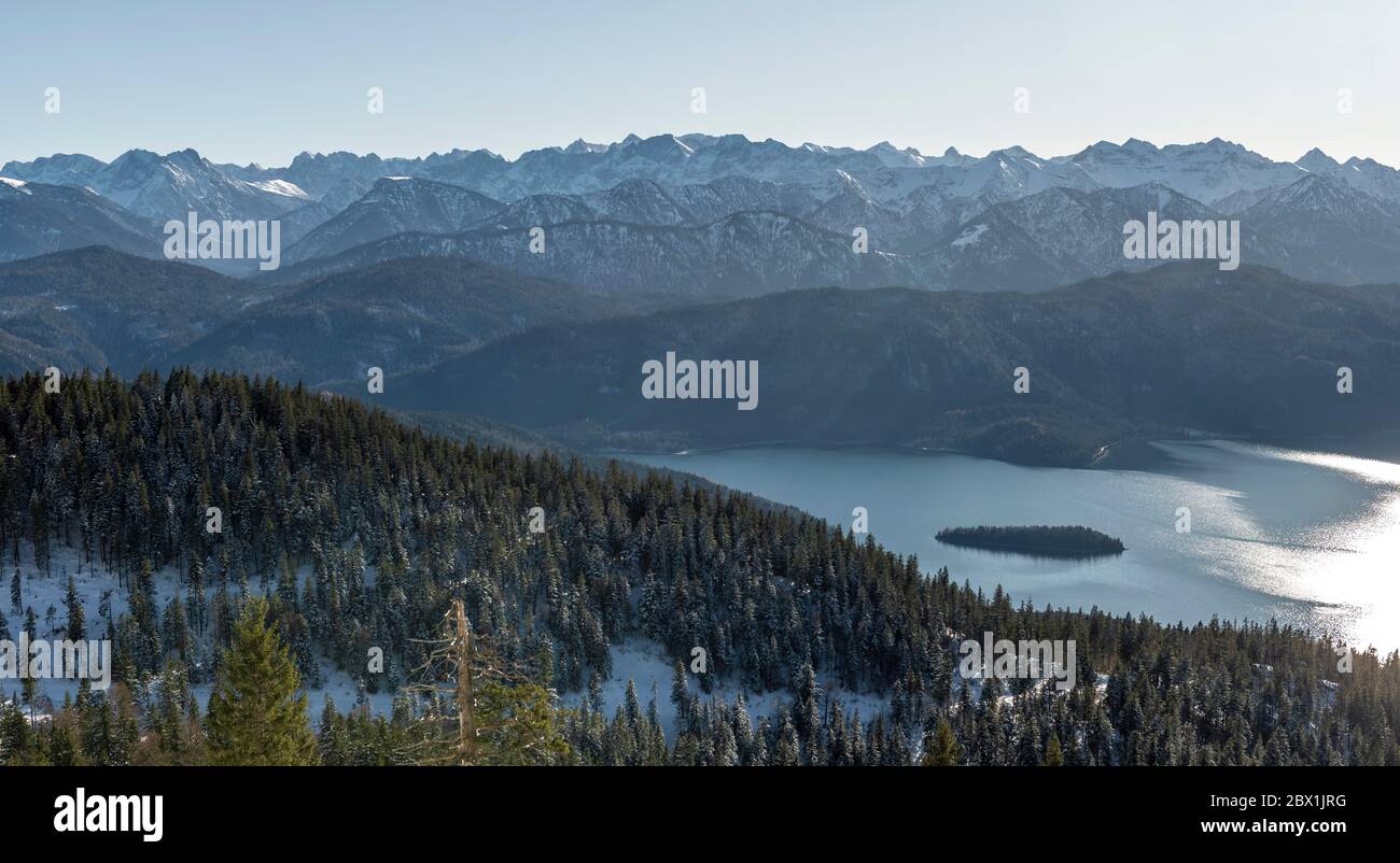 Panorama, vista da Jochberg a Walchensee in inverno con neve, Alpi, alta Baviera, Baviera, Germania Foto Stock