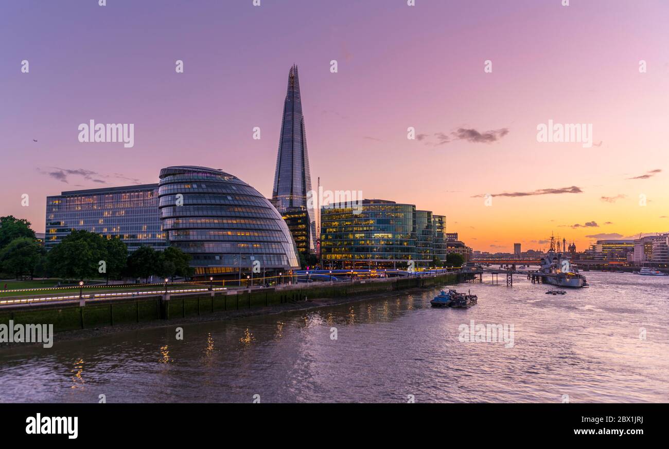 Il Tamigi e i moderni edifici alti, più London Riverside, in serata lasciarono l'auditorio Shard e Greater London, Londra, Inghilterra Foto Stock