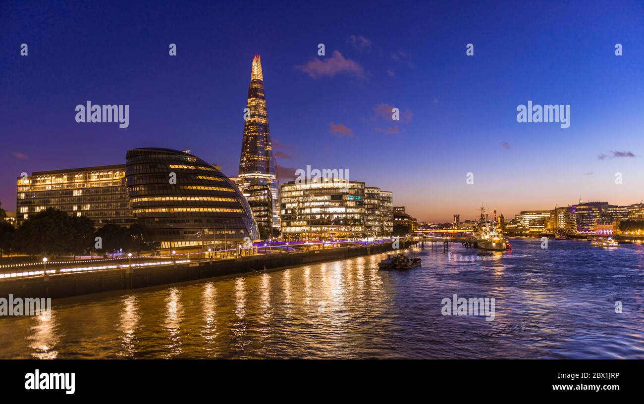 Il Tamigi e i moderni edifici alti, più Londra Riverside in serata, The Shard e Greater London auditory, Londra, Inghilterra, Great Foto Stock