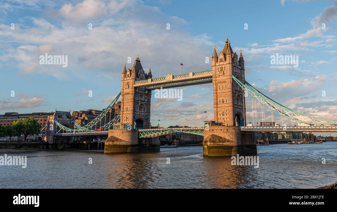 Il Tower Bridge sul fiume Thames, London, England, Regno Unito Foto Stock