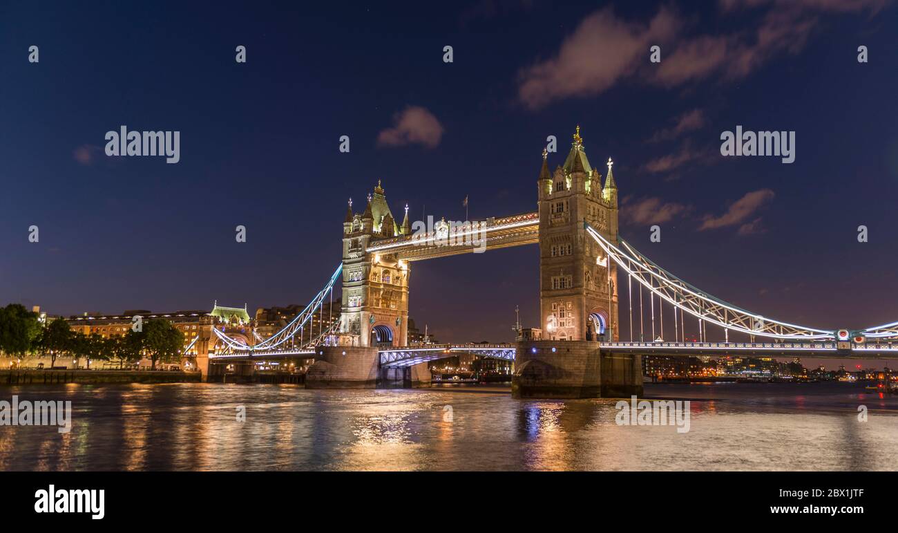 Ponte illuminato Torre in serata, Londra, Inghilterra, Gran Bretagna Foto Stock