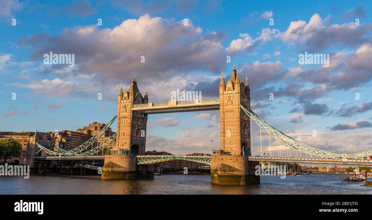 Il Tower Bridge sul fiume Thames, London, England, Regno Unito Foto Stock