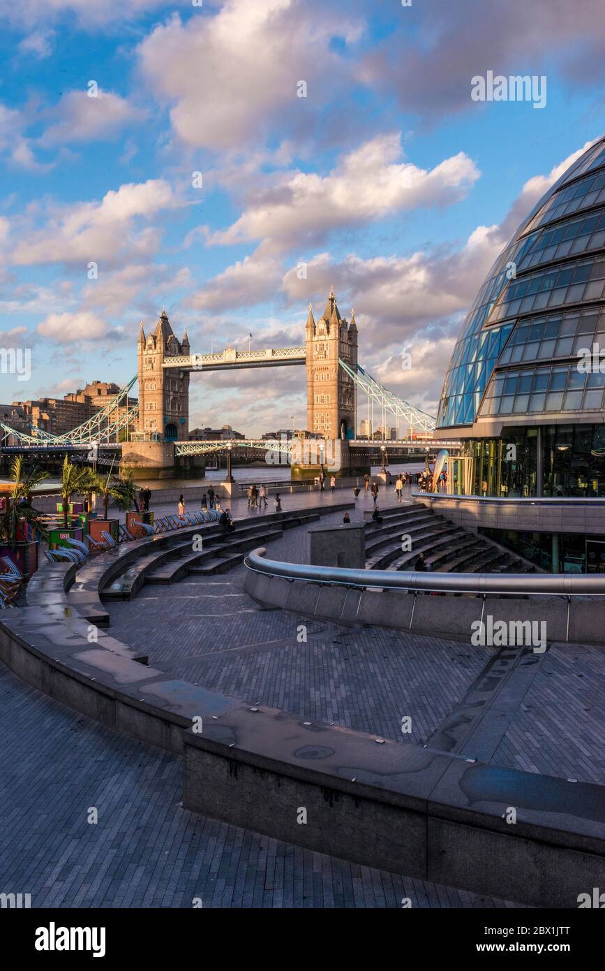 Tower Bridge, più London Riverside con Greater London Authority, Londra, Inghilterra, Regno Unito Foto Stock