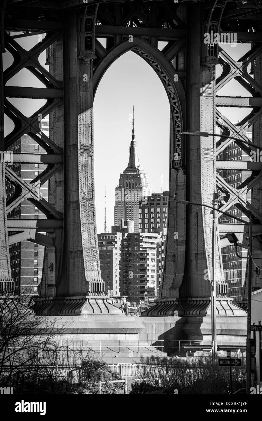 Vista da Main Street a Manhattan Bridge e Empire state Building, Dumbo, Brooklyn, New York, USA Foto Stock