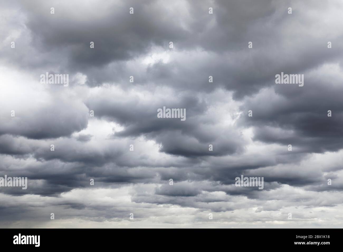 Bassa appesa, nuvole piovose, copertura nuvolosa chiusa, Franconia, Baviera, Germania Foto Stock