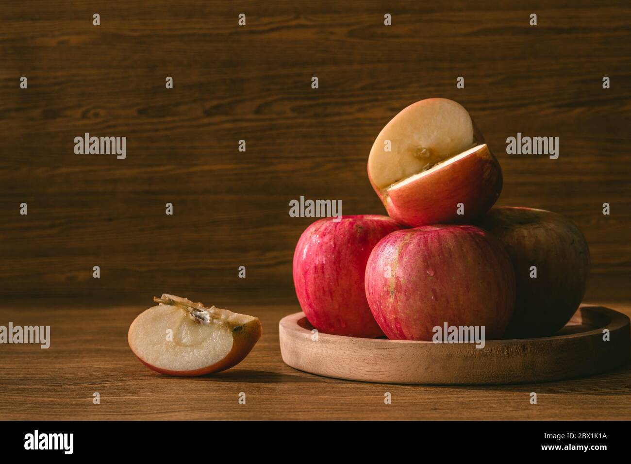 Mele rosse sullo sfondo della tavola di legno. Foto Stock
