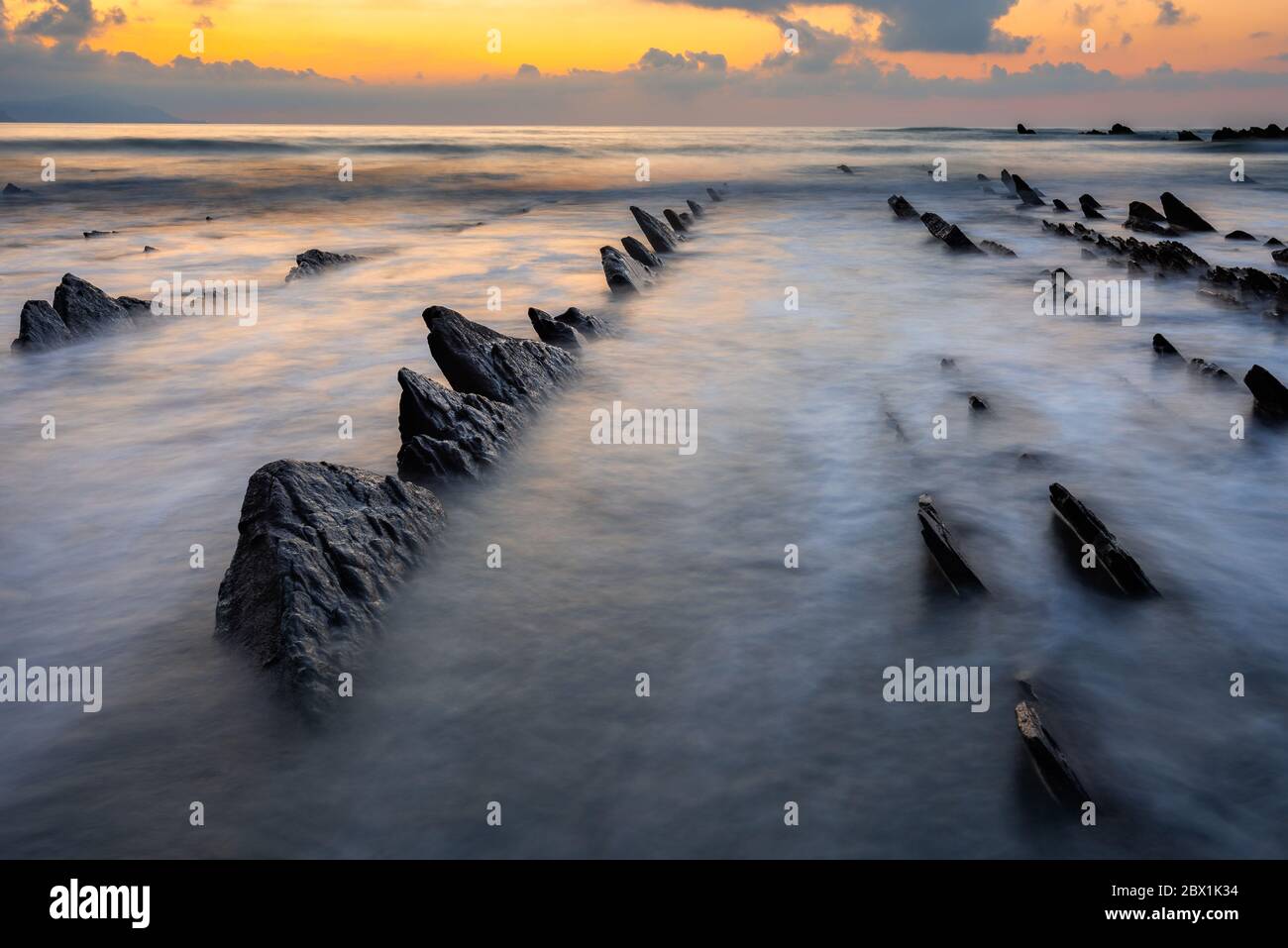 Flysch di Sakoneta spiaggia al tramonto, Costa Basca Geopark, Spagna Foto Stock