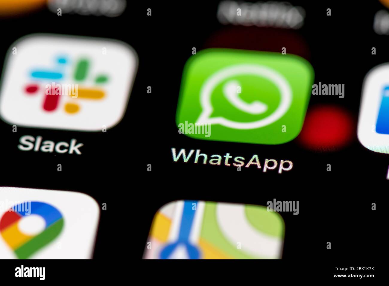 WhatsApp, icone delle app sul display di un telefono cellulare, iPhone, smartphone, primo piano Foto Stock
