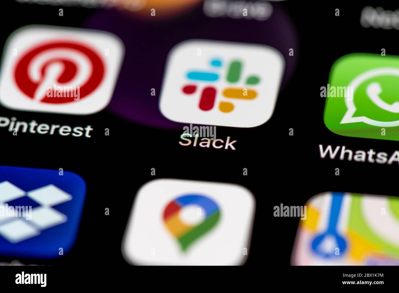 Slack App, icone delle app sul display di un telefono cellulare, iPhone, smartphone, primo piano Foto Stock