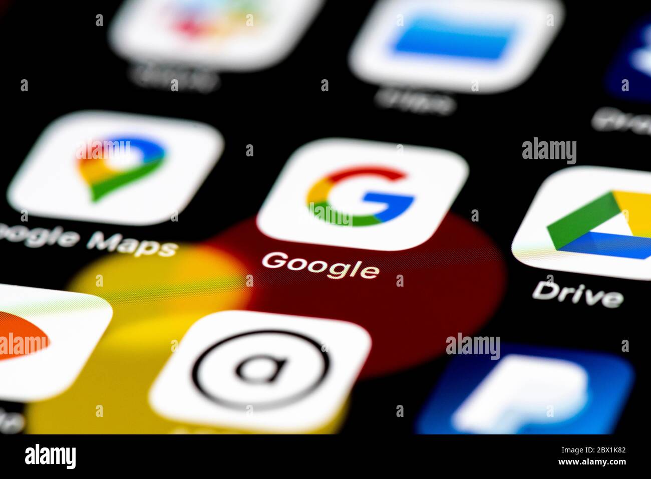 Google App, icone delle app sul display di un telefono cellulare, iPhone, smartphone, primo piano Foto Stock