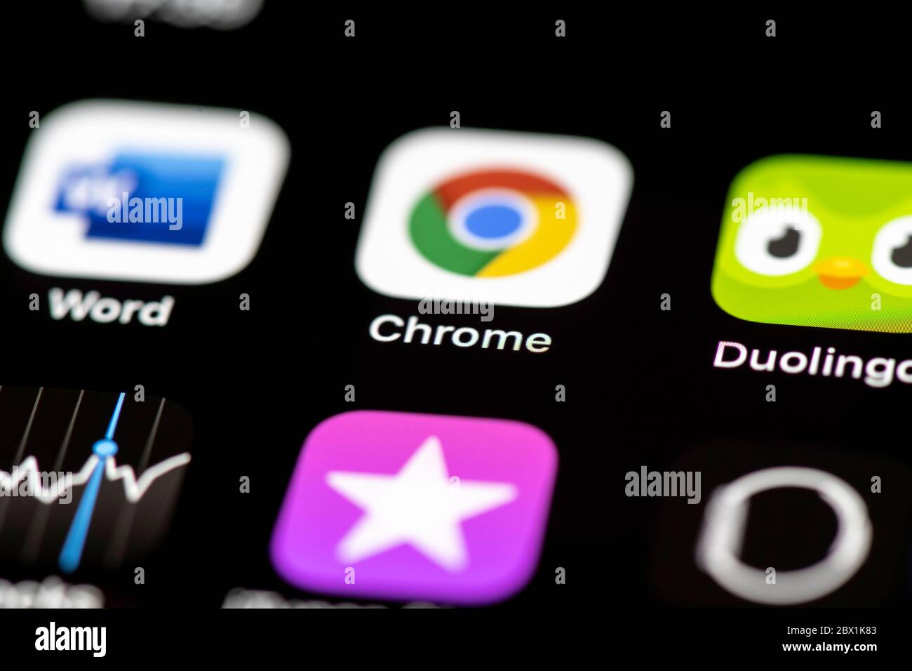 Browser Chrome, icone delle app sul display di un telefono cellulare, iPhone, smartphone, primo piano Foto Stock