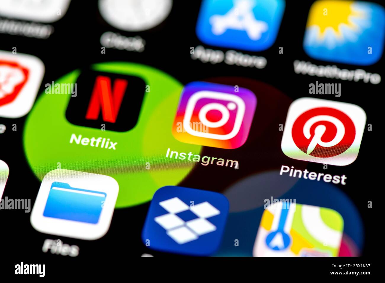 Icone di Netflix, Instagram, Pinterest, App sul display di un telefono cellulare, iPhone, smartphone, primo piano Foto Stock