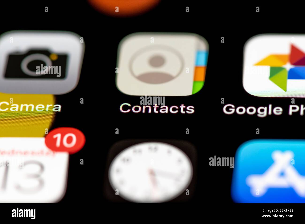 Applicazione Contatti, icone delle applicazioni sul display di un telefono cellulare, iPhone, smartphone, primo piano Foto Stock