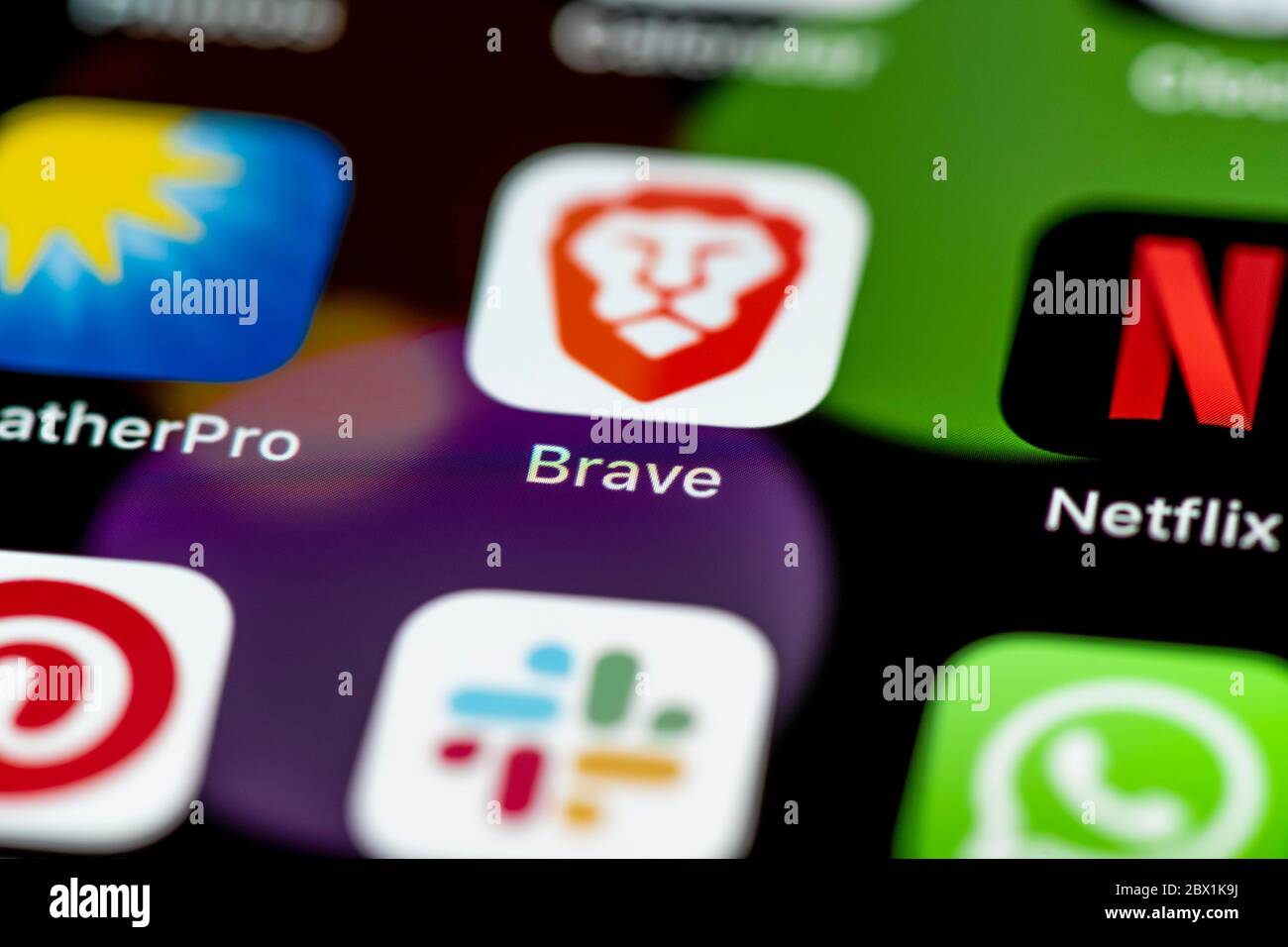 Brave browser, icone delle app sul display di un telefono cellulare, iPhone, smartphone, primo piano Foto Stock