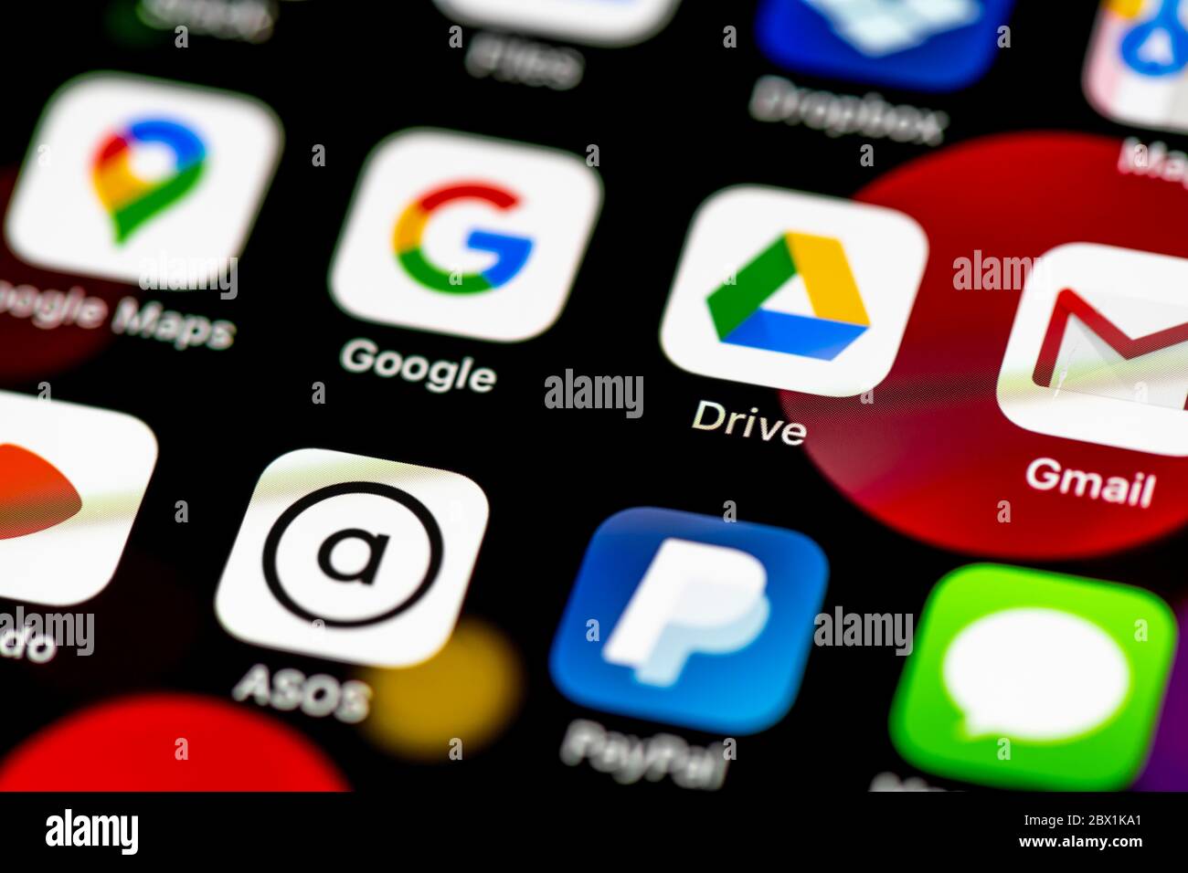 App di Google, Google Maps, Drive, icone delle app sul display di un telefono cellulare, iPhone, smartphone, primo piano Foto Stock