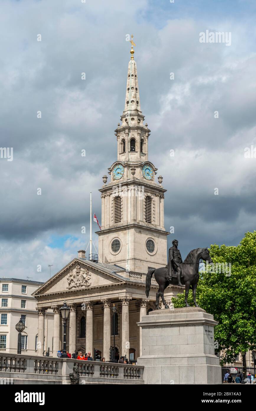 Trafalgar Square, la statua di Re Giorgio IV, la chiesa di San Martino-in-the-Fields, Londra, Inghilterra, Gran Bretagna Foto Stock