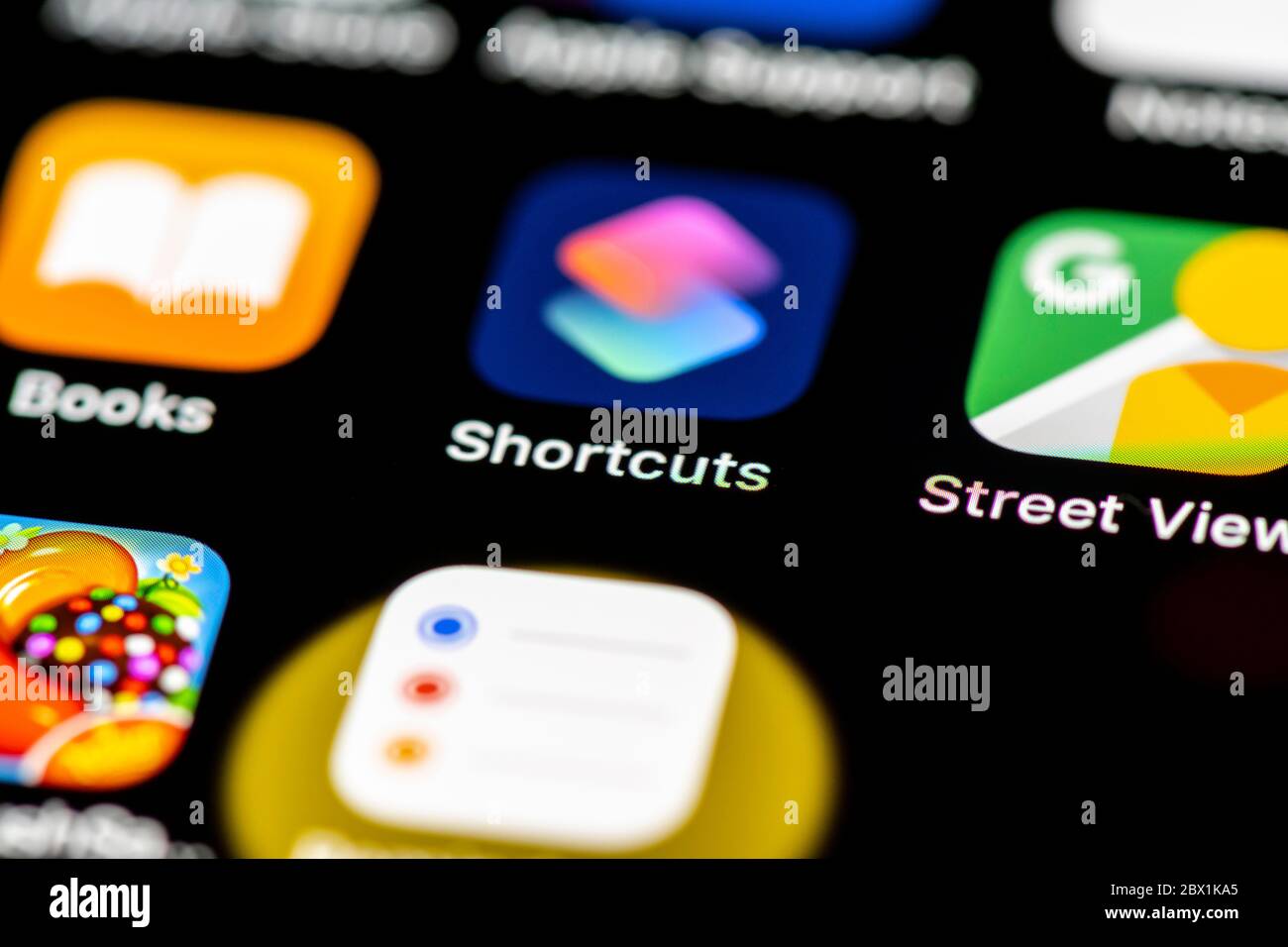 Tasti di scelta rapida Apple, app per la produttività, icone delle app sul display di un telefono cellulare, iPhone, smartphone, primo piano Foto Stock