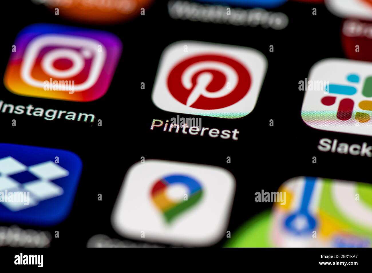 Instagram e Pinterest, icone delle app sul display di un telefono cellulare, iPhone, smartphone, primo piano Foto Stock