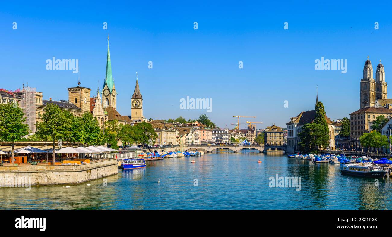 Barche sul fiume Limmat, Fraumuenster chiesa e Grossmuenster, Zurigo Città Vecchia, Zurigo, Canton Zurigo, Svizzera Foto Stock