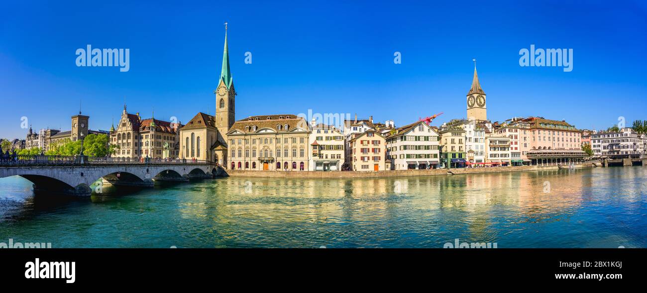 Panorama della città, Fraumuenster chiesa, il ponte della cattedrale e il fiume Limmat, Zurigo città vecchia, Zurigo, Canton Zurigo, Svizzera Foto Stock