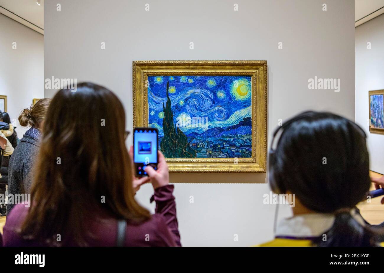 I visitatori di fronte alla pittura Starry Night di Vincent van Gogh, Museum of Modern Art, MoMA, Midtown Manhattan, New York City, USA Foto Stock