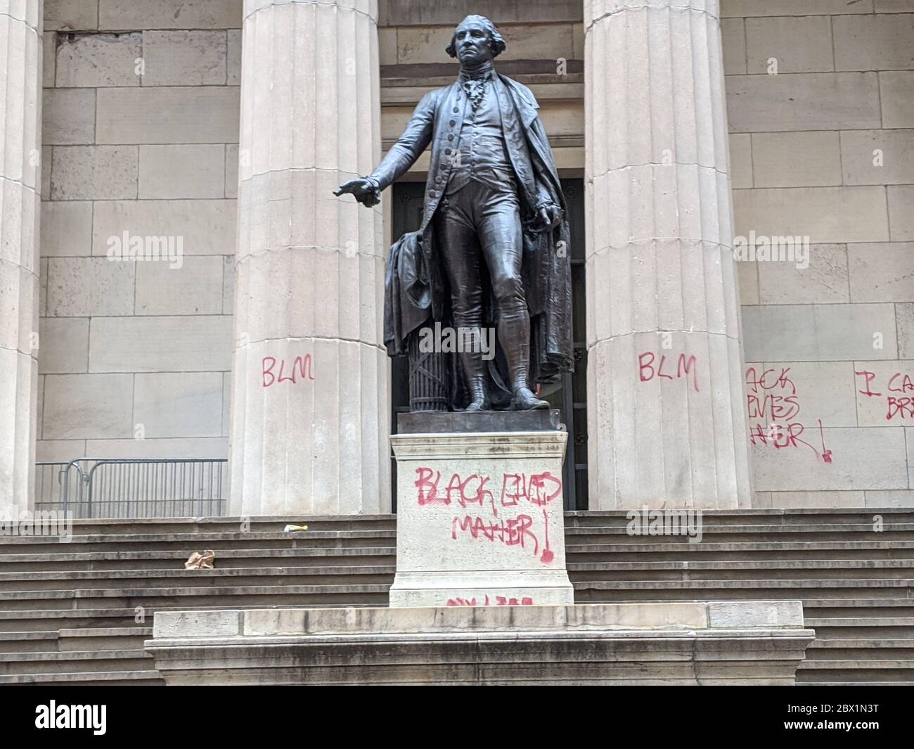 Lo spray 'Black Lives Matter' dipinto su una statua di George Washington presso la Federal Hall di Wall Street mentre continuano i disordini civili a seguito dell'assassinio di George Floyd per mano della polizia di Minneapolis. Foto Stock