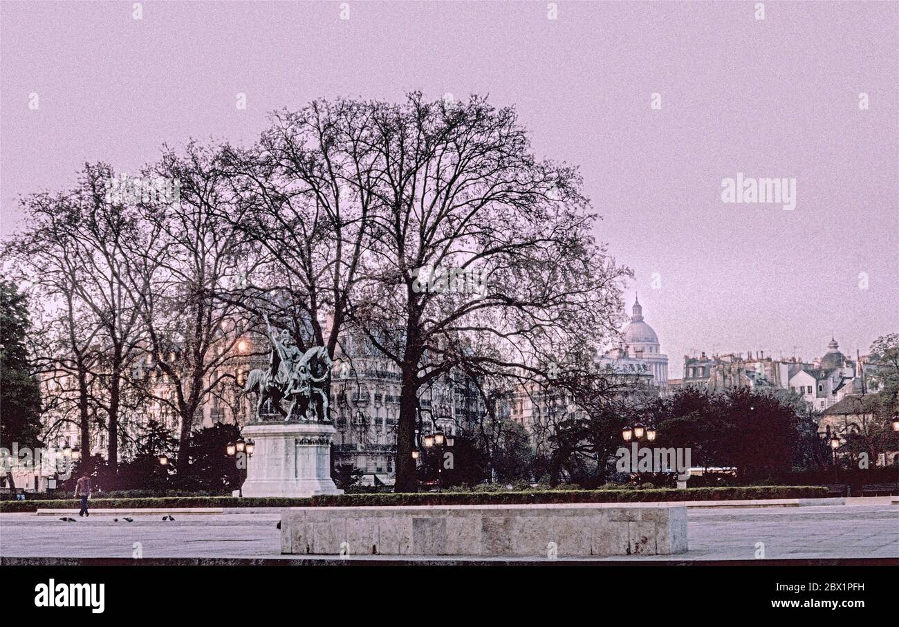 Foto illustrazione  Passeggiate davanti alla statua di Charlemange sulla Plaza Notre Dame a Parigi 1972 Foto Stock