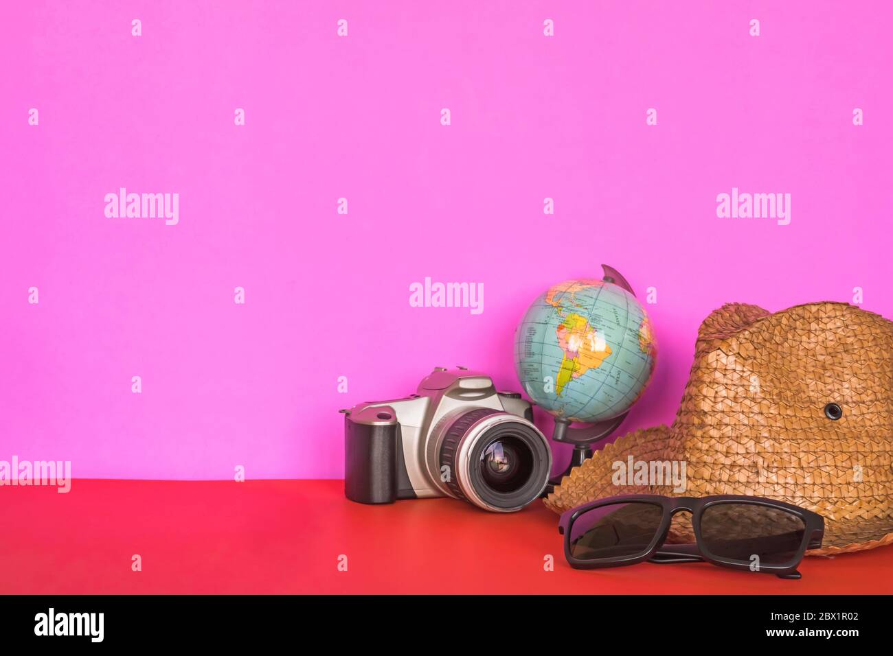 Accessori da viaggio su sfondo colorato. Spazio libero per il testo Foto Stock