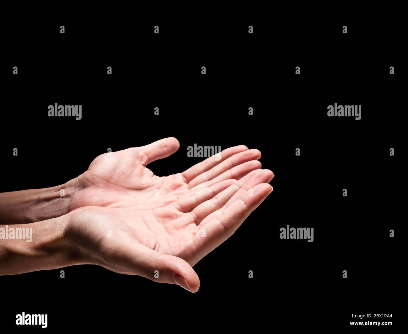 Mani maschili su sfondo nero. Spazio libero per il testo Foto Stock