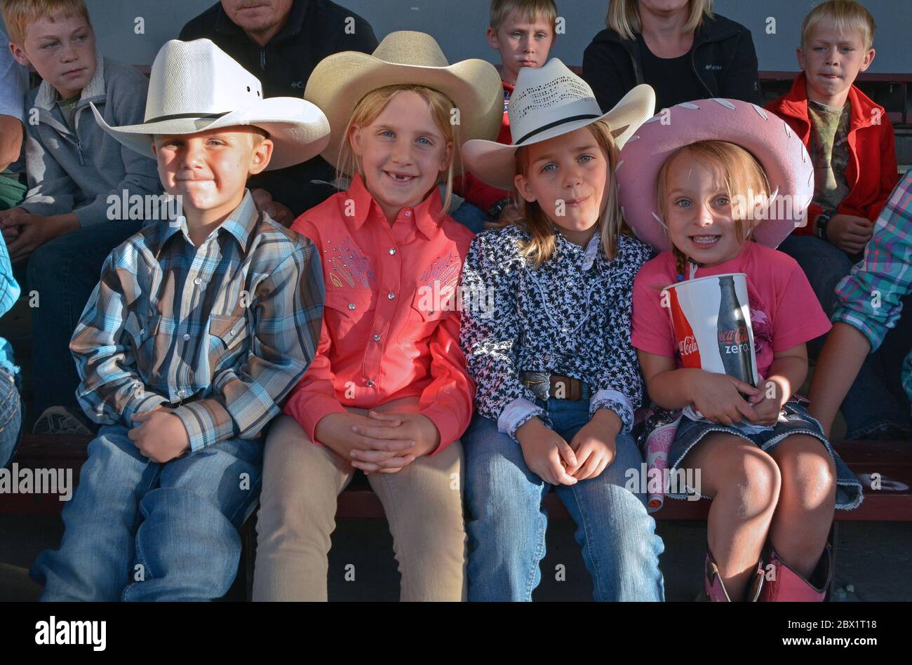 Ritratto di 4 bambini in cappelli da cowboy a Jackson Hole rodeo in Wyoming. Foto Stock