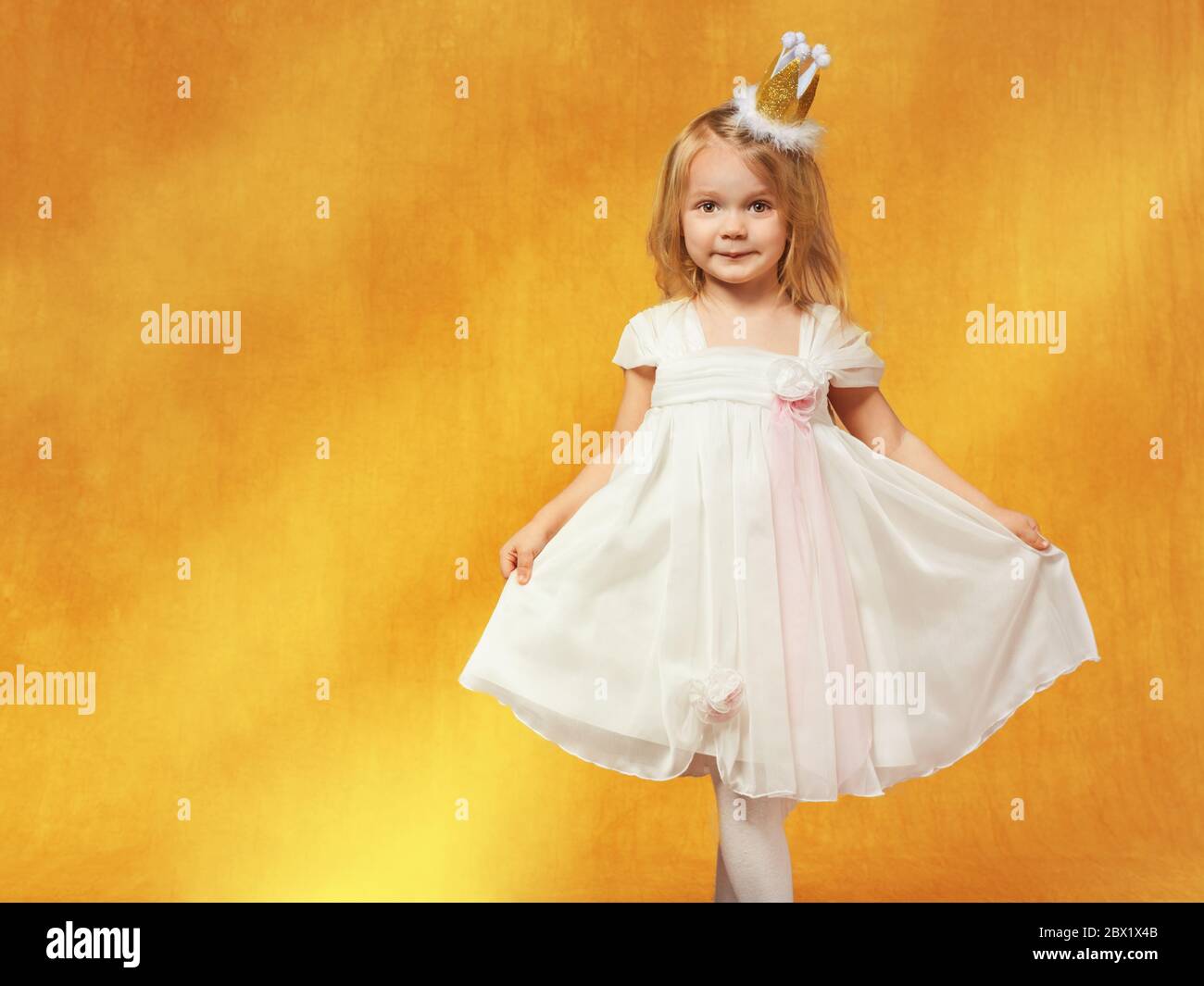 Una bambina vestita da principessa Foto Stock