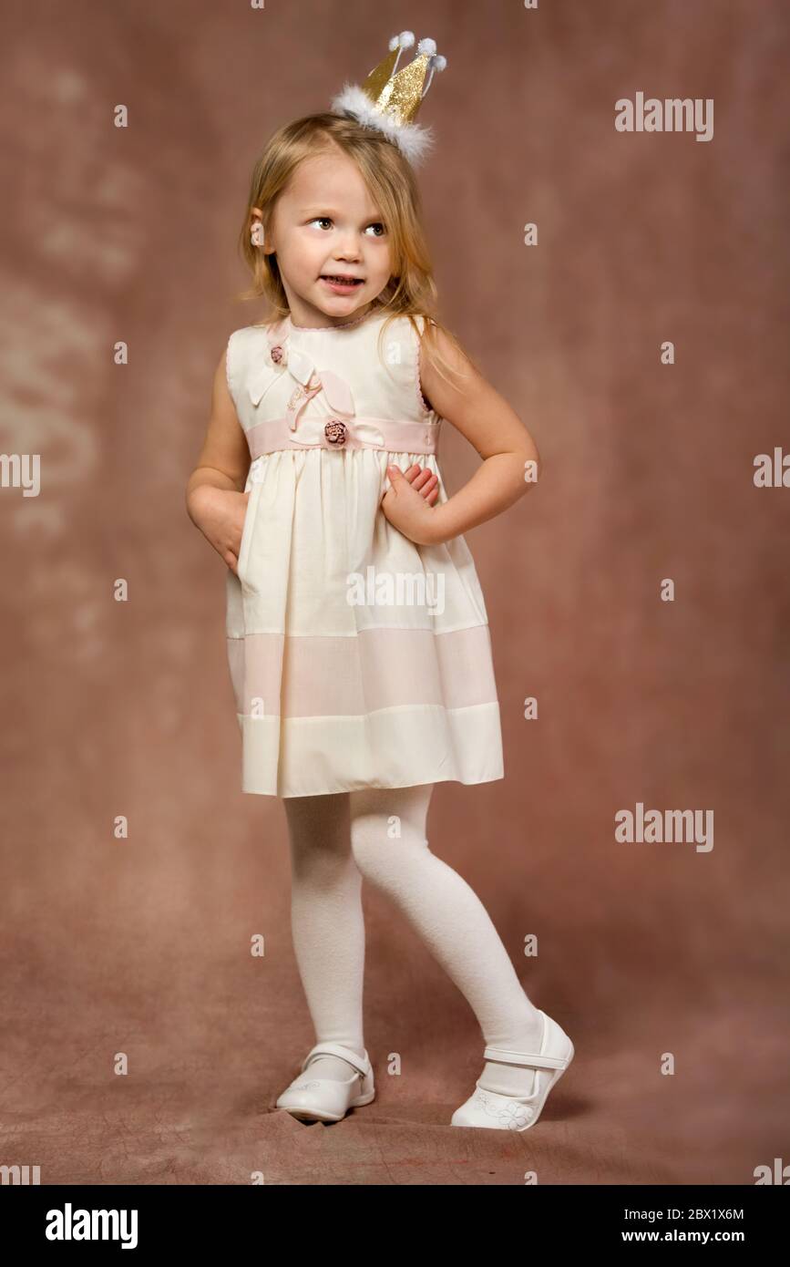 Una bambina vestita da principessa Foto Stock