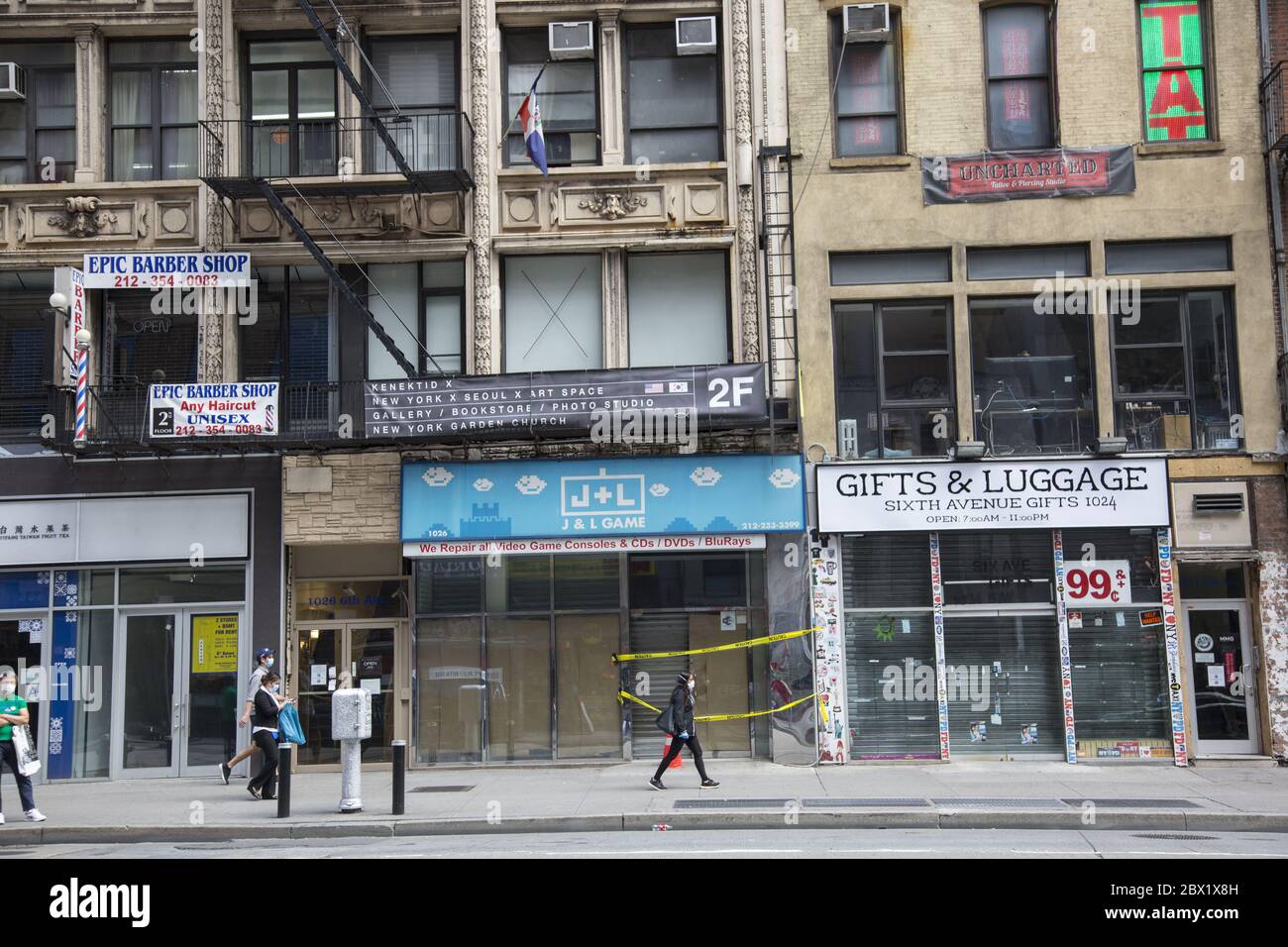 Chiusi negozi lungo la 6th Avenue negli anni '30 nel centro di Manhattan durante la pandemia di Covid-19. Foto Stock