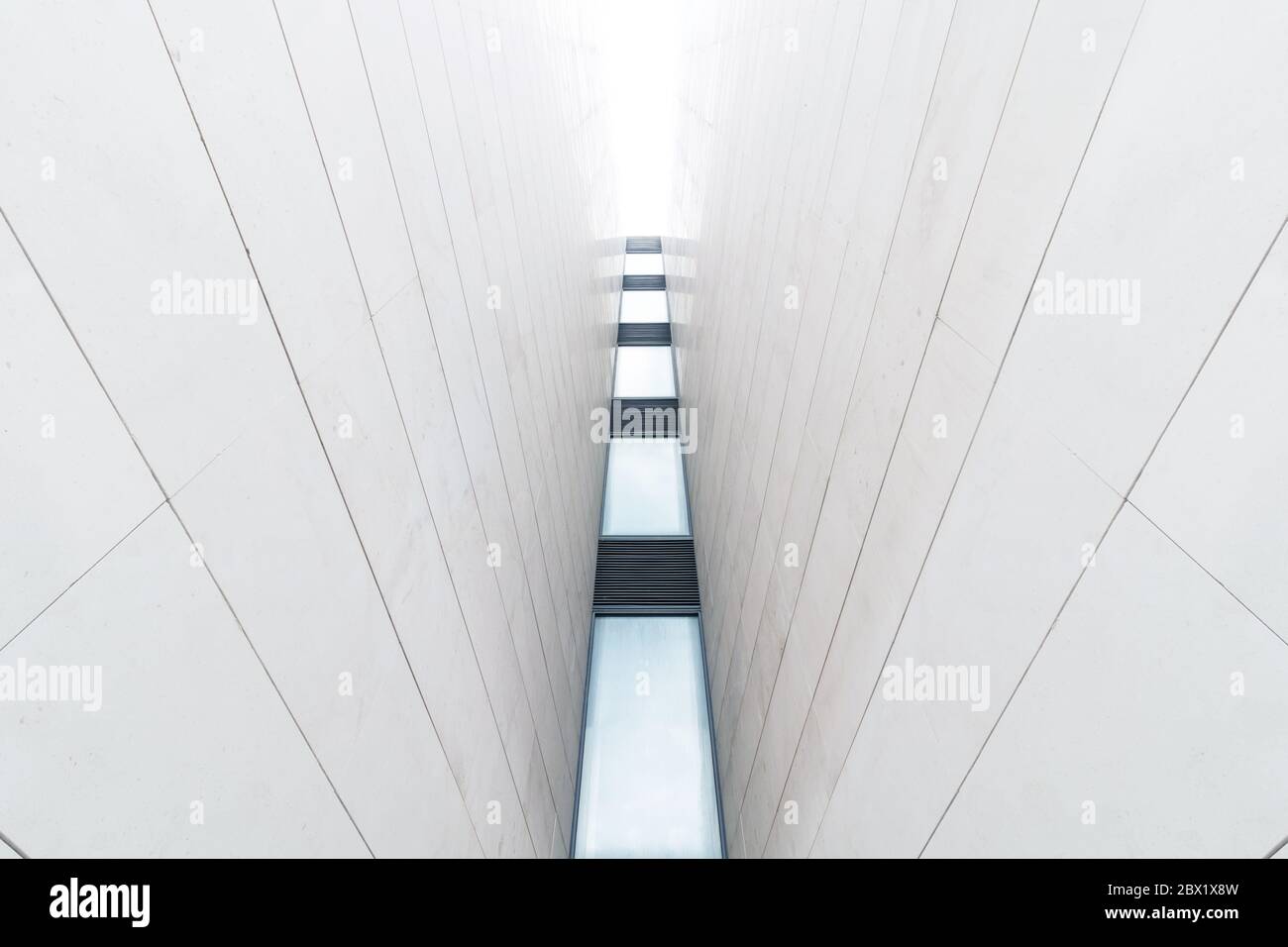 Architettura urbana. Primo piano di una facciata con parapetto Foto Stock