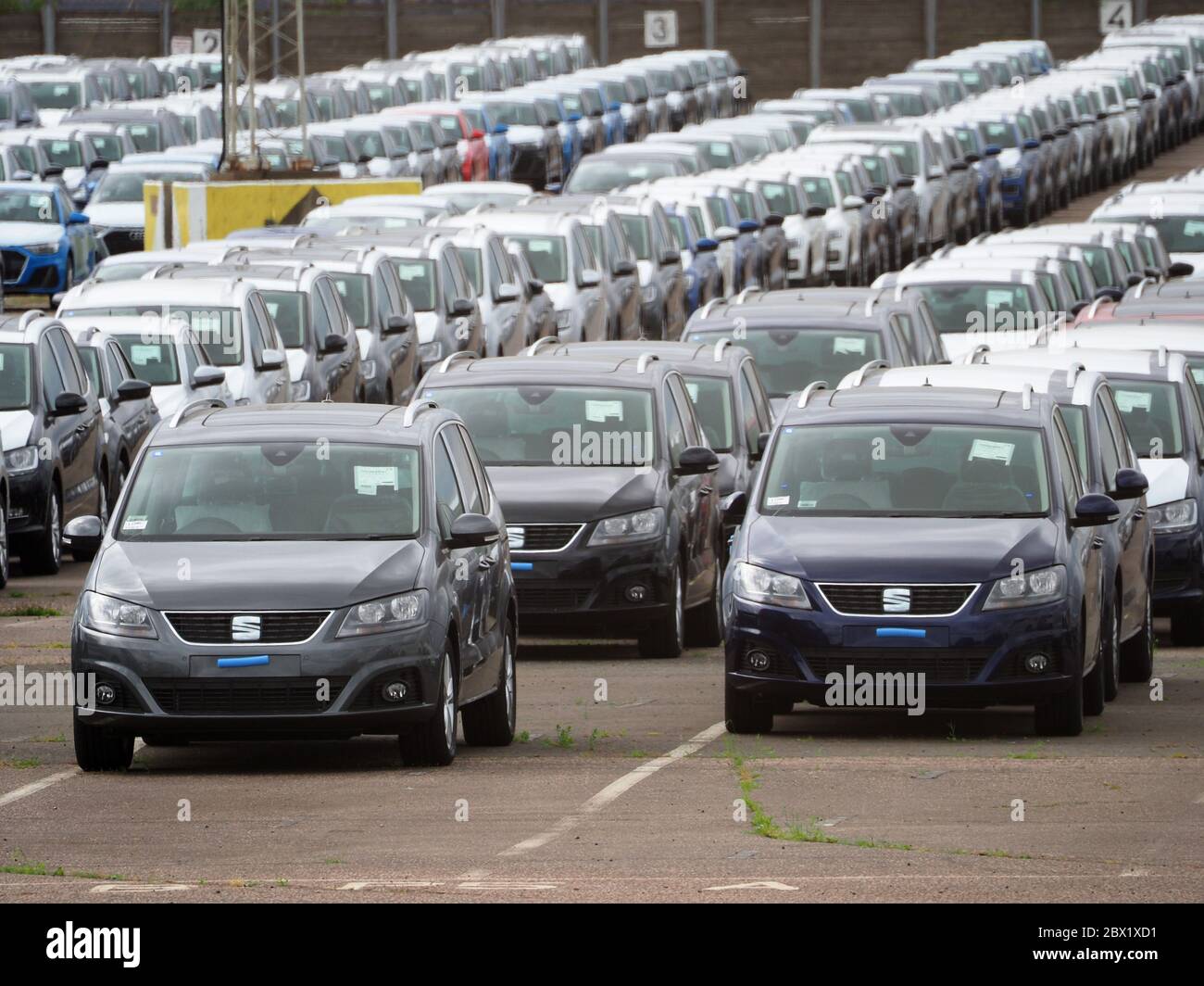 Sheerness, Kent, Regno Unito. 4 Giugno 2020. Migliaia di nuove auto immagazzinate oggi in vaste aree di stoccaggio al porto di Sheerness in Kent. La Società dei costruttori e dei commercianti di motori (SMMT) ha detto che le vendite di nuove automobili per maggio sono 89 per cento in giù sull'anno scorso - il più basso dal 1952. Credit: James Bell/Alamy Live News Foto Stock