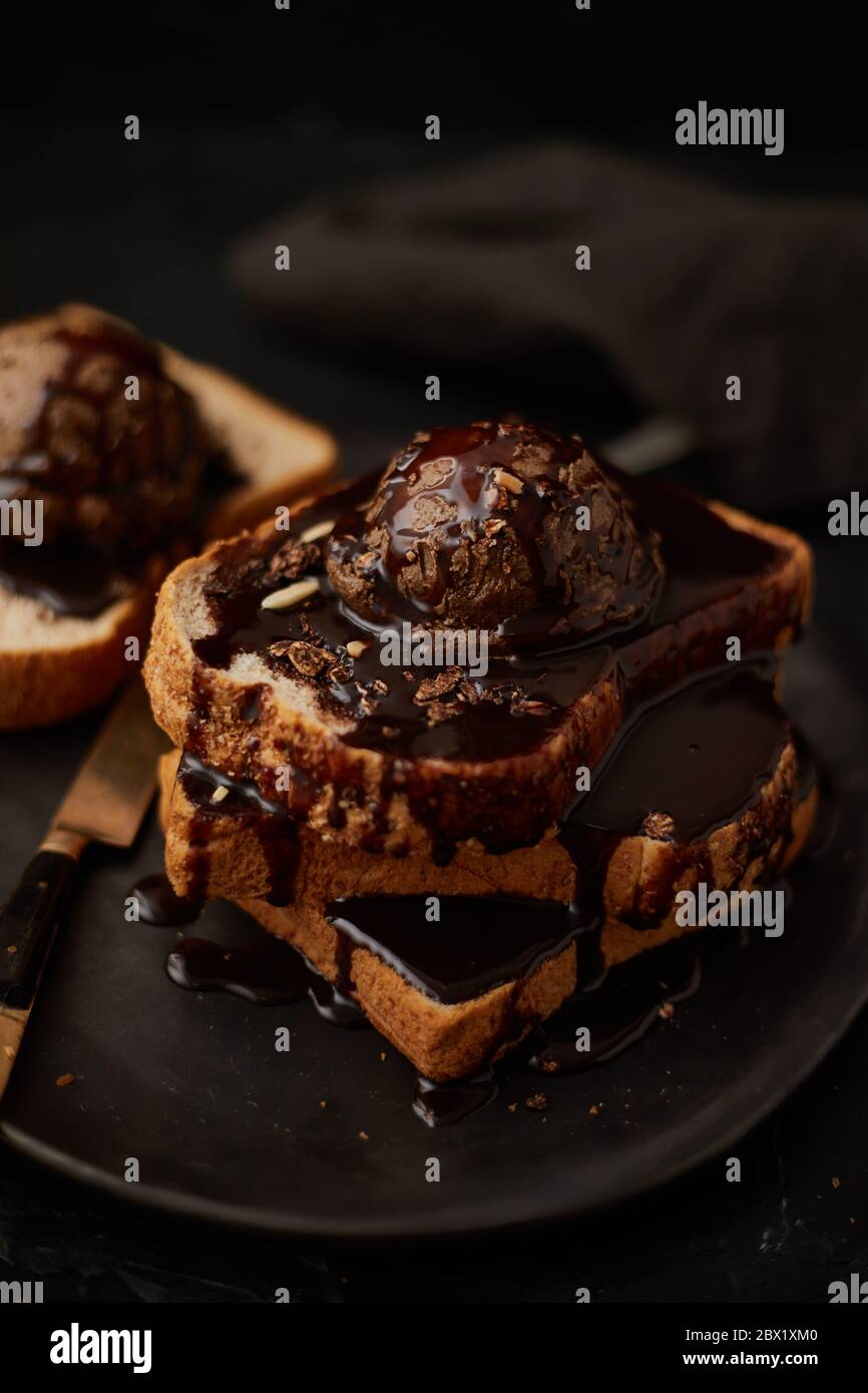 Gelato al cioccolato su una fetta di pane tostato. Foto Stock