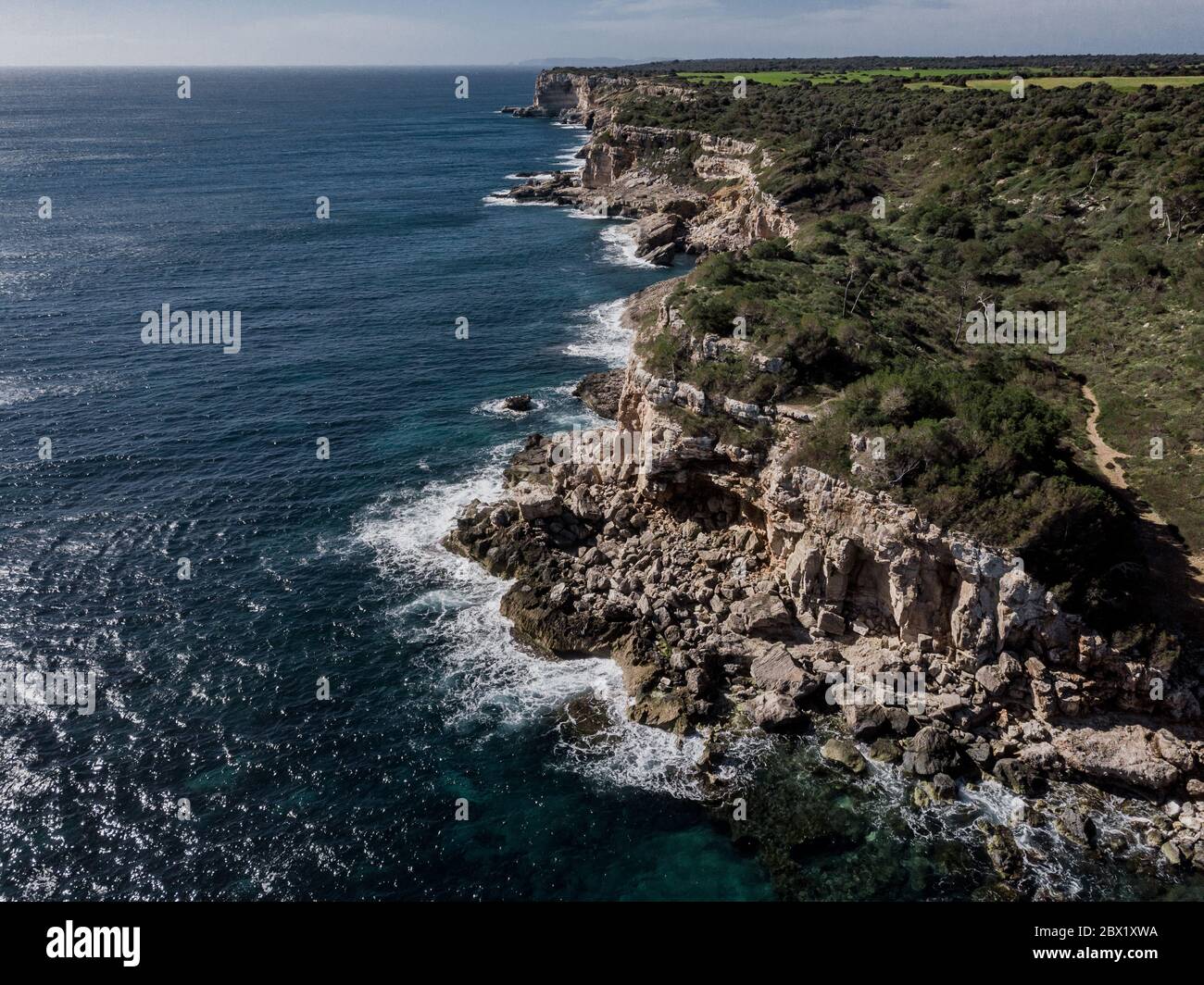 Vista areale paesaggio dell'isola, mare Spagna Maiorca, spiaggia baia Cala s'Almunia, bella costa Mar Mediterraneo. Isole Baleari, scogliera di Cala S' Foto Stock
