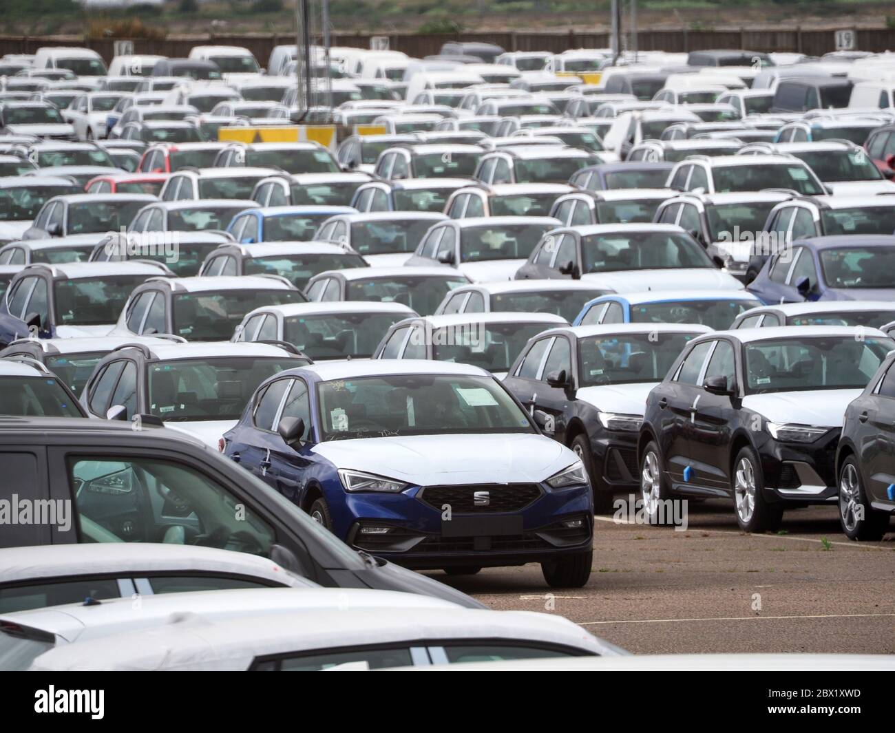 Sheerness, Kent, Regno Unito. 4 Giugno 2020. Migliaia di nuove auto immagazzinate oggi in vaste aree di stoccaggio al porto di Sheerness in Kent. La Società dei costruttori e dei commercianti di motori (SMMT) ha detto che le vendite di nuove automobili per maggio sono 89 per cento in giù sull'anno scorso - il più basso dal 1952. Credit: James Bell/Alamy Live News Foto Stock