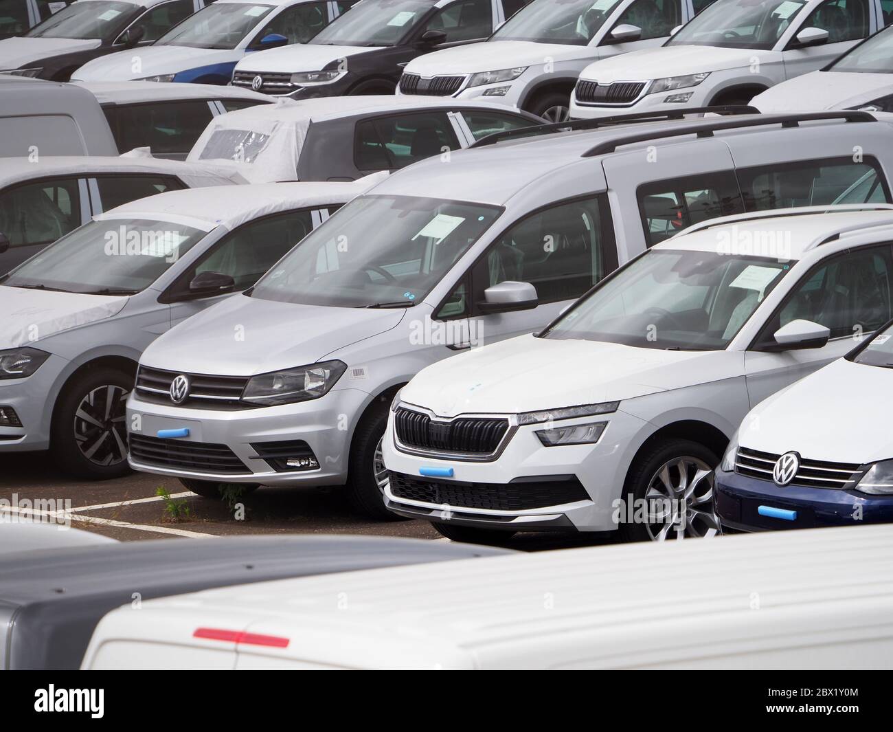 Sheerness, Kent, Regno Unito. 4 Giugno 2020. Migliaia di nuove auto immagazzinate oggi in vaste aree di stoccaggio al porto di Sheerness in Kent. La Società dei costruttori e dei commercianti di motori (SMMT) ha detto che le vendite di nuove automobili per maggio sono 89 per cento in giù sull'anno scorso - il più basso dal 1952. Credit: James Bell/Alamy Live News Foto Stock