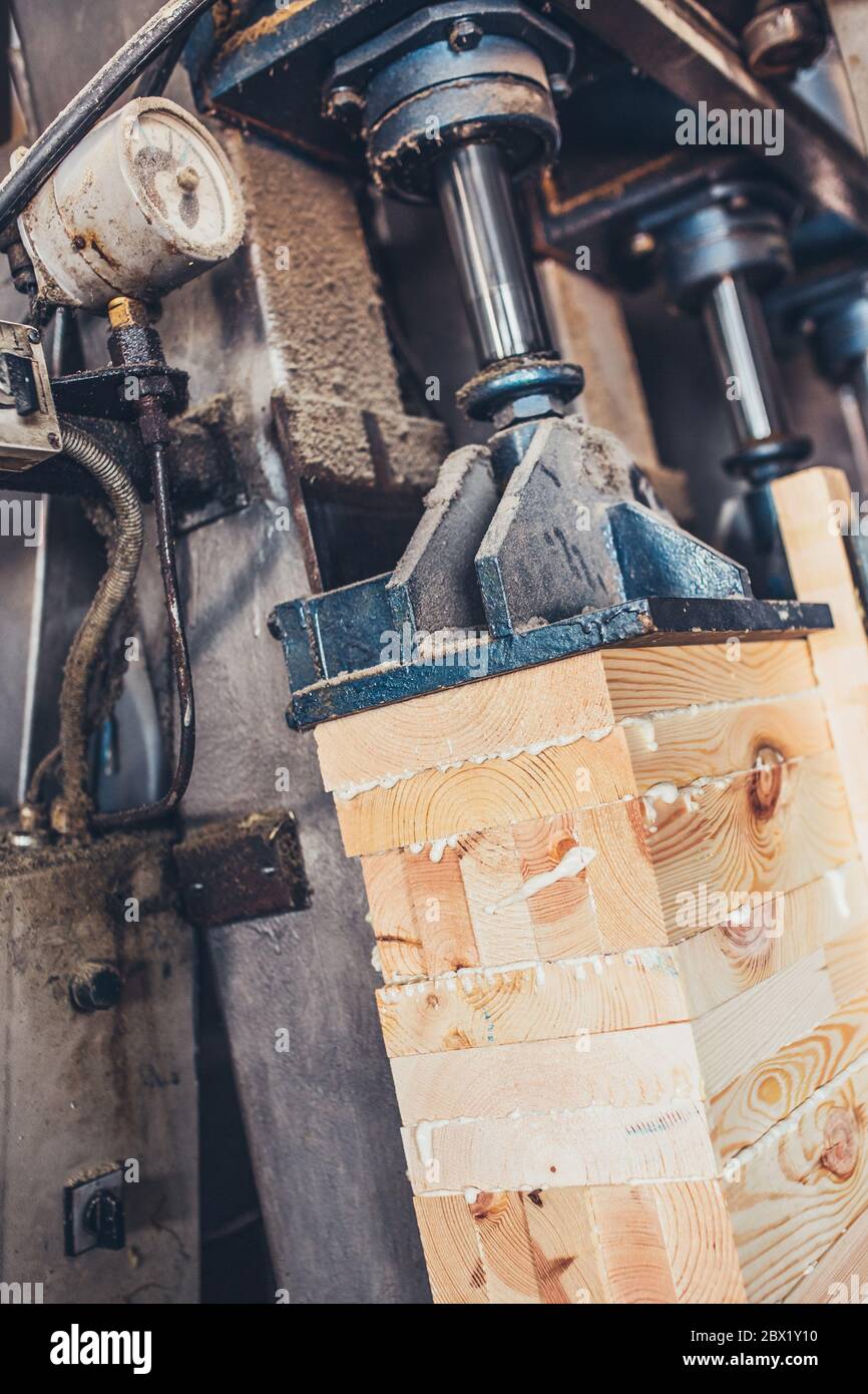 Pressa idraulica industriale pesante - produzione di legno laminato incollato Foto Stock