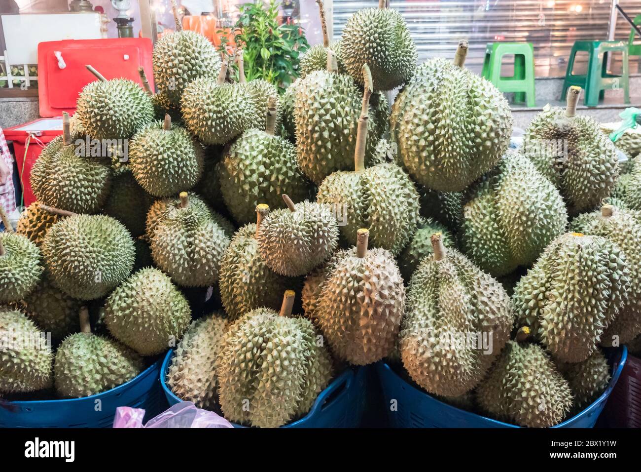 Pila di durian nel cesto per la vendita. Foto Stock