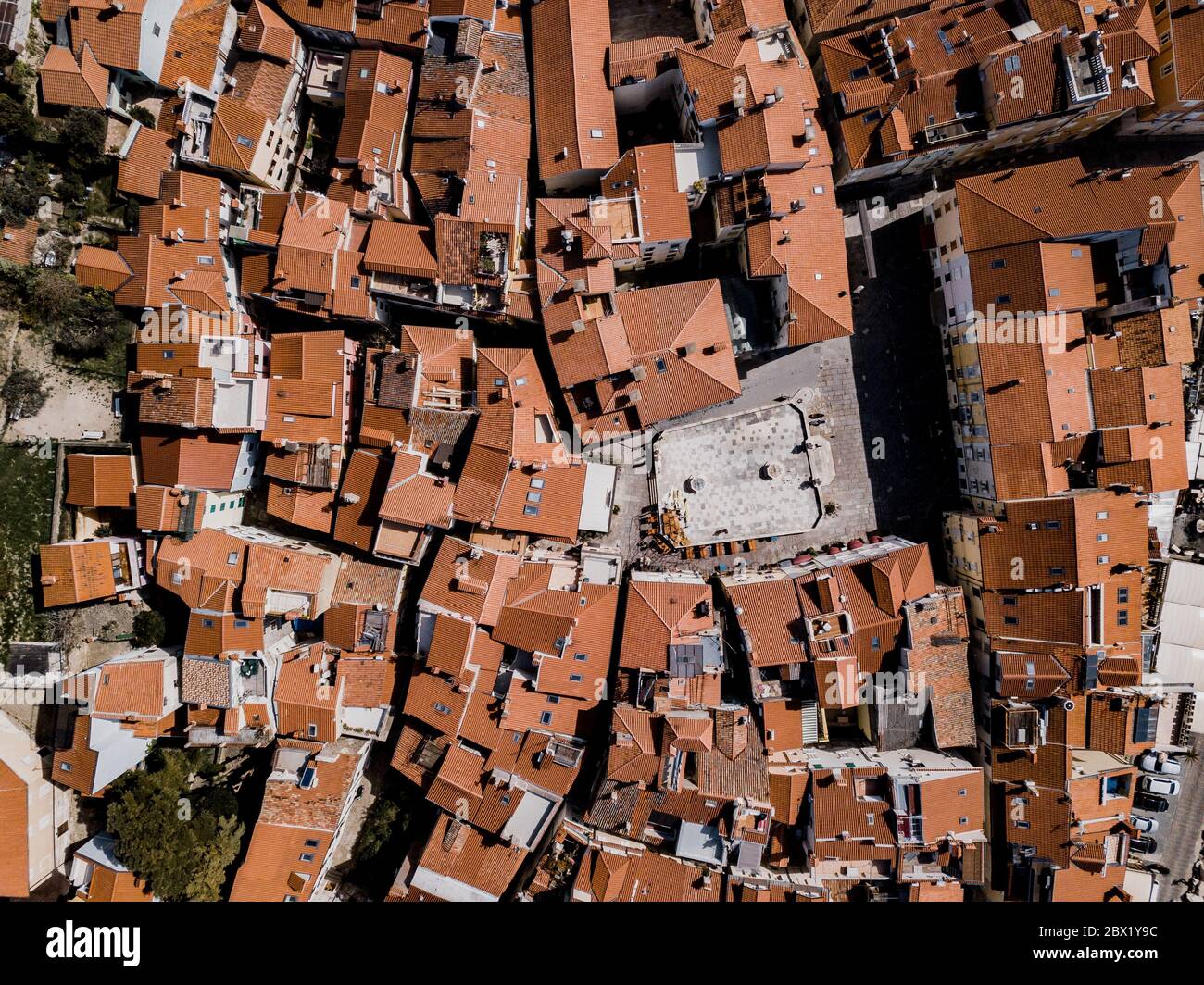 Vista aerea dal basso del drone sulla città di Pirano con strade strette, antichi edifici con tetti rossi e Piazza 1. Maggio nella Slovenia sudoccidentale Foto Stock